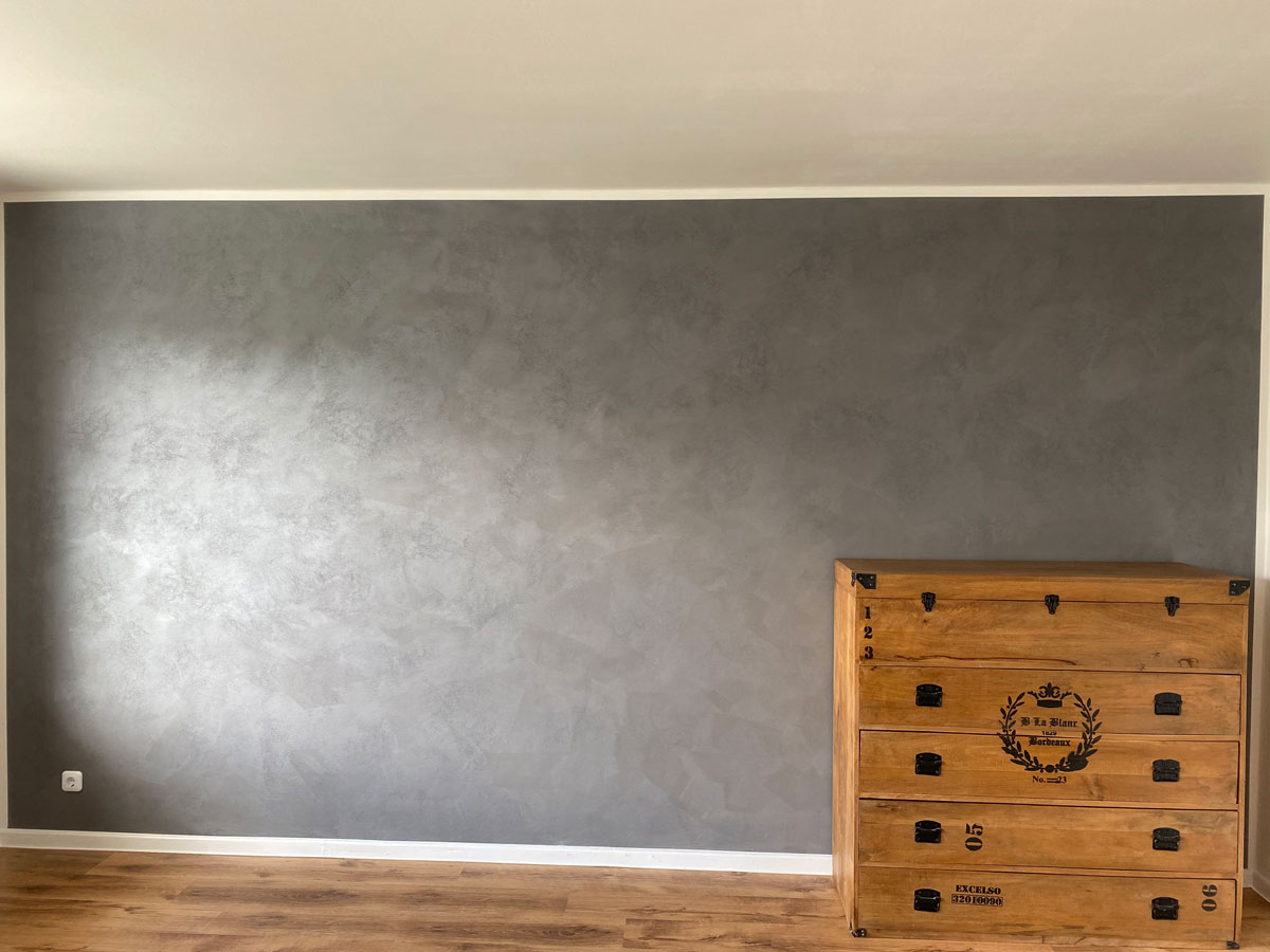 Eine gespachtelte graue Wand